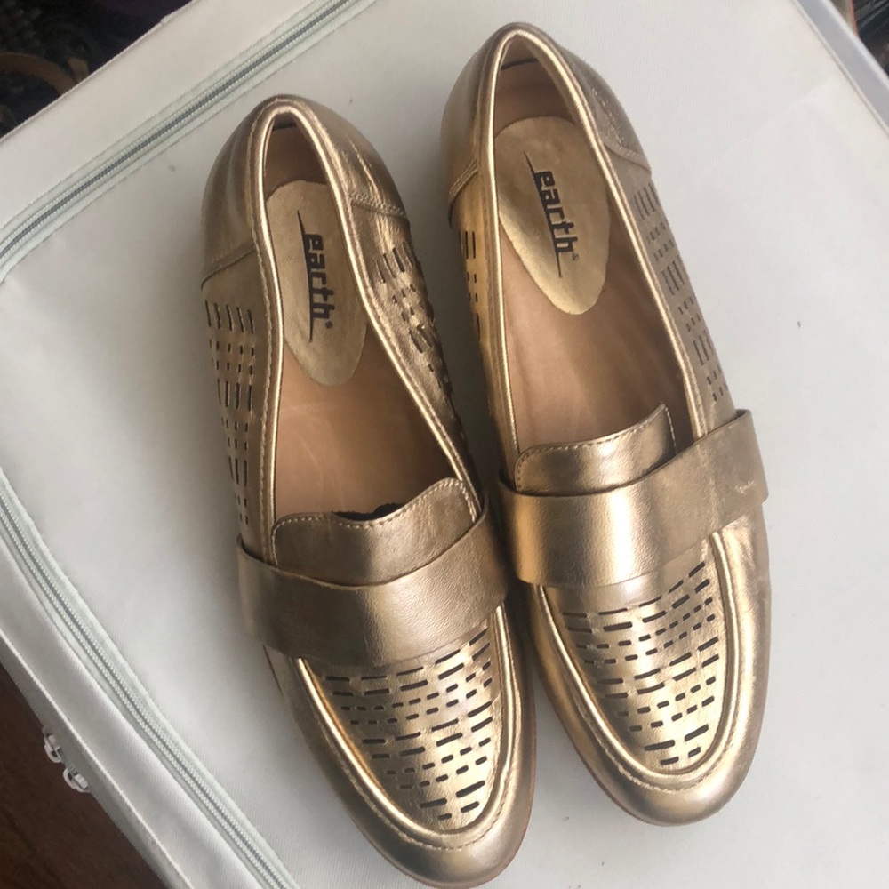 EARTH Gold Loafer Size 10B